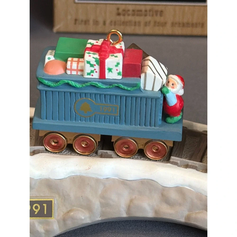 Hallmark Keepsake 1991 Claus & Co RR Train Ornament Set & Trestle Stand